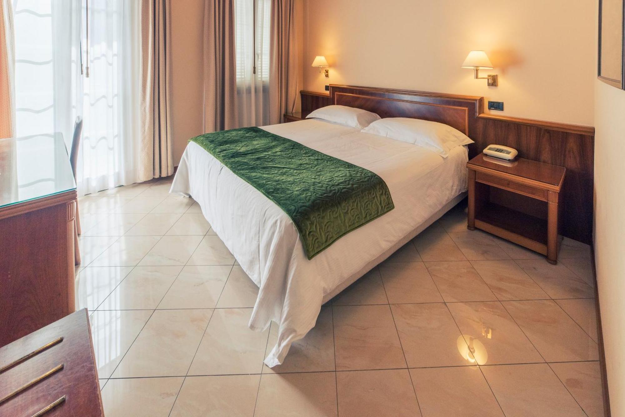 Hotel Bettina Мергоцо Екстериор снимка