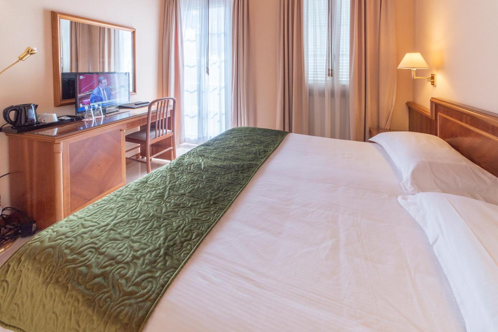 Hotel Bettina Мергоцо Екстериор снимка